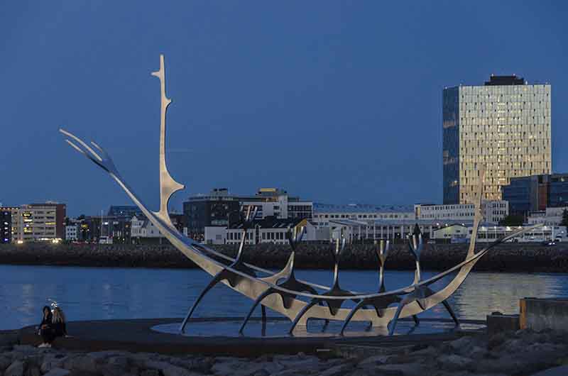 Islandia 019 - Reikjavik - escultura El Viajero del Sol.jpg